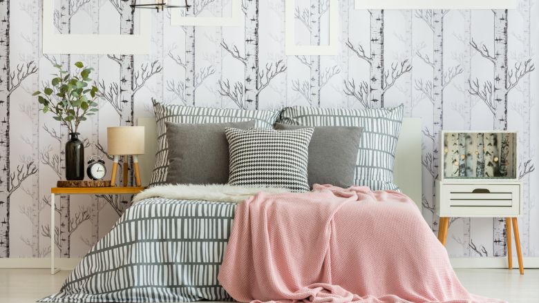 Dormitorios con papel pintado en el cabecero de la cama