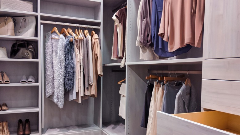 Ideas y consejos sobre cómo hacer un vestidor en una habitación.