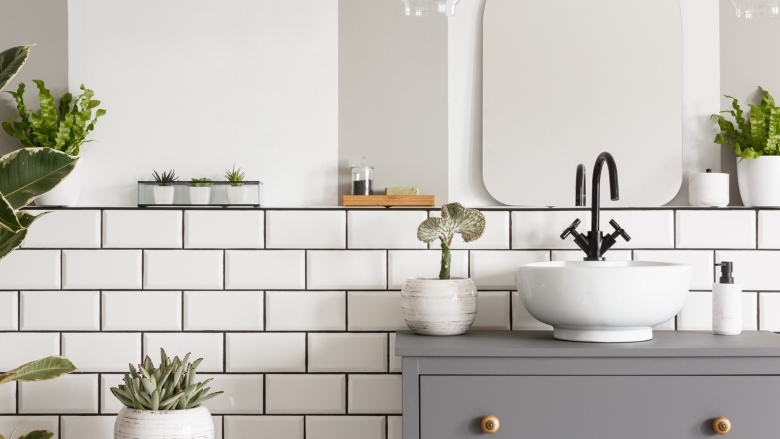 Baños pequeños con azulejos hidráulicos