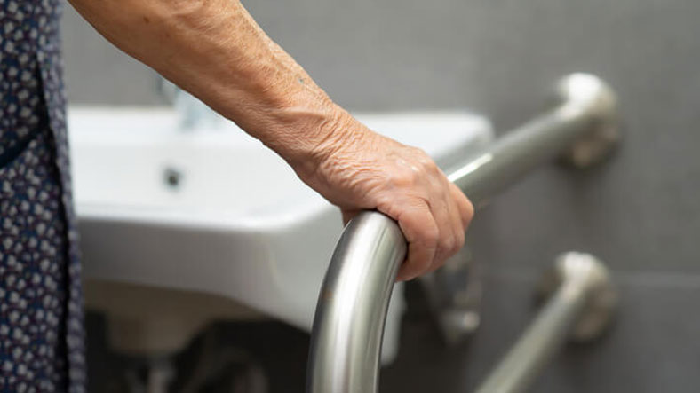 La importancia del agarre en los baños adaptados para personas mayores.