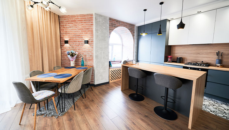 Cocina con salón abierto y suelo imitación madera